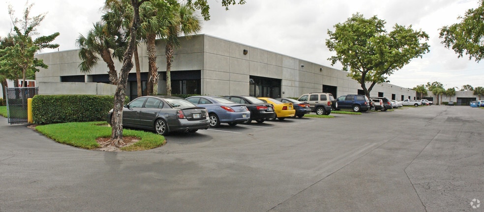 776-858 S Military Trl, Deerfield Beach, FL for lease - Building Photo - Image 3 of 14