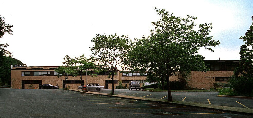 100 Forest Dr, East Hills, NY à louer - Photo du bâtiment - Image 2 de 2