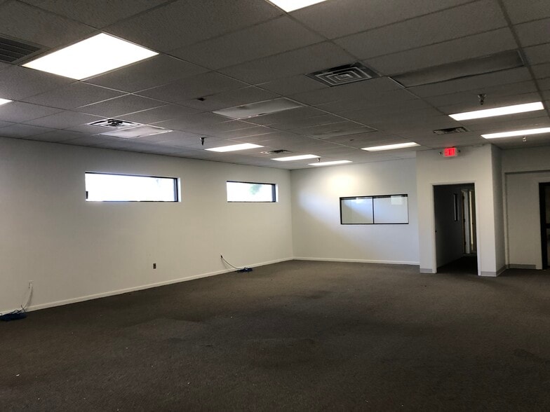 3010 22nd Ave S, Saint Petersburg, FL for lease - Building Photo - Image 3 of 12