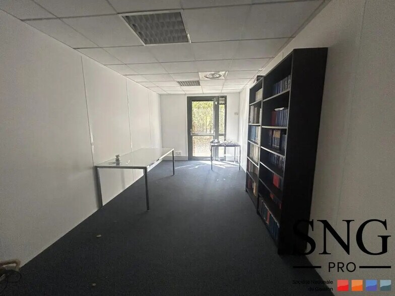 Office in Aix-en-Provence for lease - Building Photo - Image 3 of 7