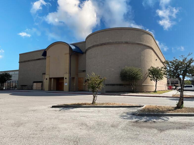 251 W Greens Rd, Houston, TX for lease - Building Photo - Image 1 of 8