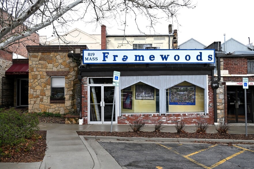 819 Massachusetts St, Lawrence, KS for sale - Building Photo - Image 2 of 5