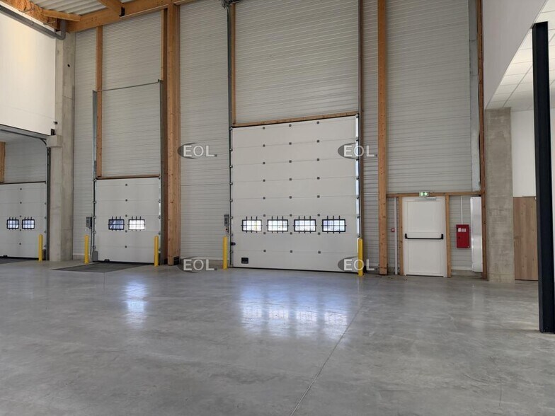 Flex in Moissy-Cramayel for lease - Building Photo - Image 2 of 8