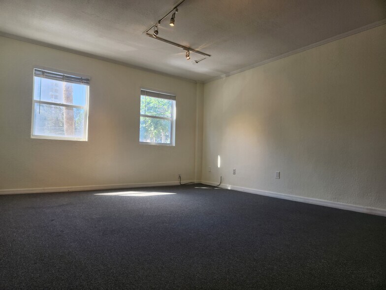 534-538 S Pineapple Ave, Sarasota, FL à louer - Photo du bâtiment - Image 2 de 4