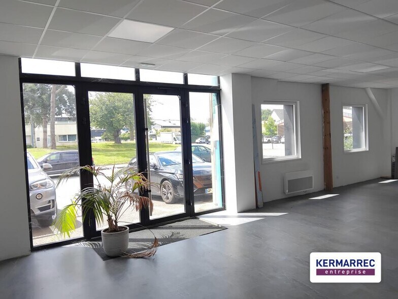 Flex in Pacé for lease - Interior Photo - Image 3 of 9