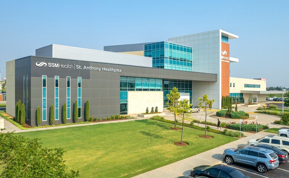 13401 N Western Ave, Oklahoma City, OK à louer - Photo du bâtiment - Image 2 de 6