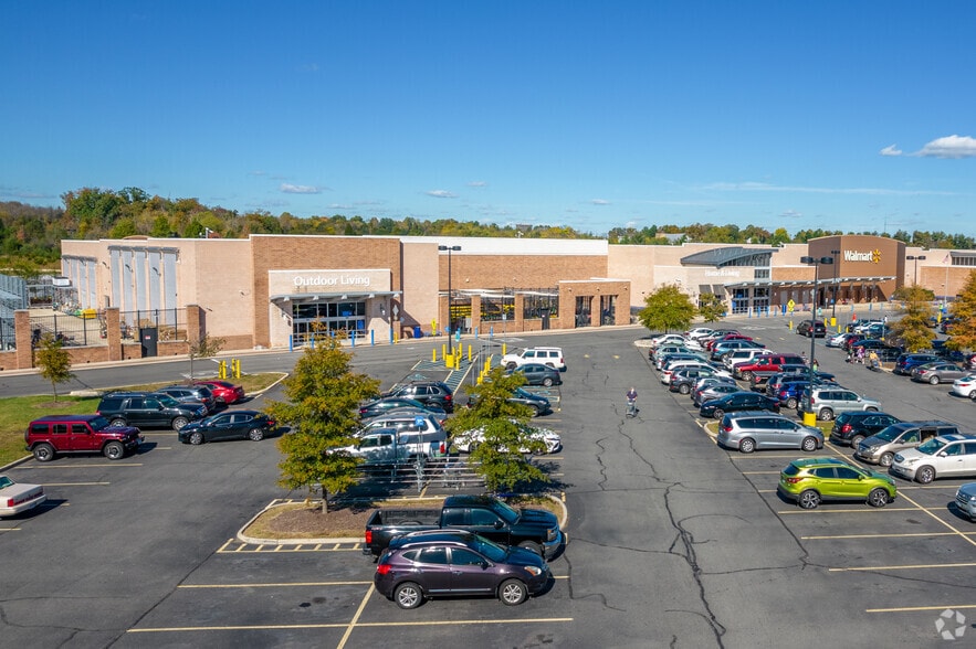 Manassas Mall Shopping Center portfolio of 5 properties for sale on LoopNet.ca - Primary Photo - Image 2 of 5