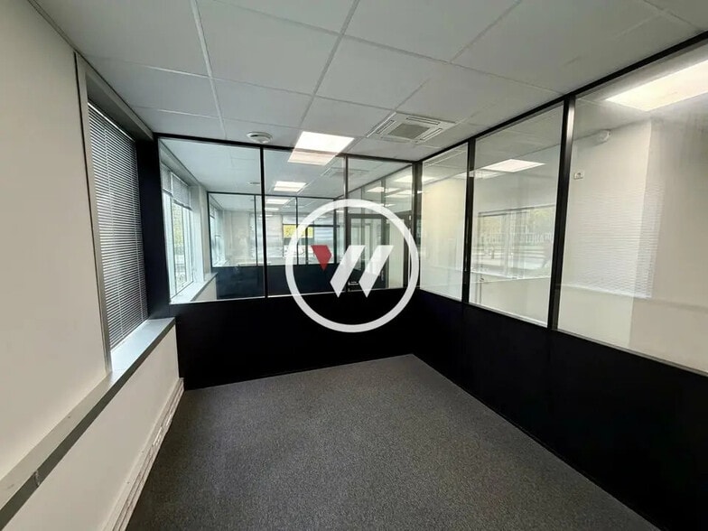 Office in Villepinte for lease - Interior Photo - Image 1 of 4