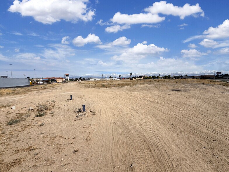 14317 Valley Center Dr, Victorville, CA à vendre - Photo principale - Image 1 de 7