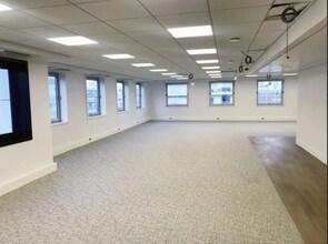 13 Bis Rue De L'Abreuvoir, Courbevoie for lease Interior Photo- Image 2 of 5