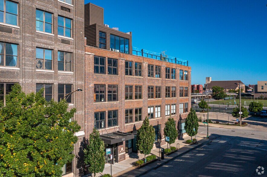 920 N Franklin St, Chicago, IL à louer - Photo du bâtiment - Image 3 de 9