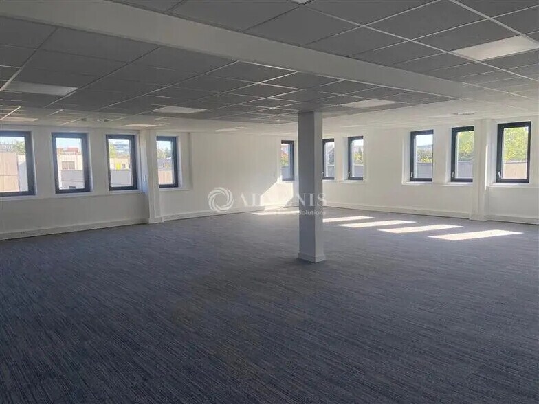 Bureau dans Vénissieux à louer - Photo du bâtiment - Image 3 de 5