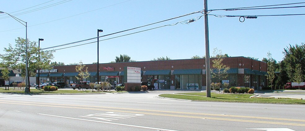 905-945 E Rand Rd, Mount Prospect, IL à louer - Photo du bâtiment - Image 2 de 8