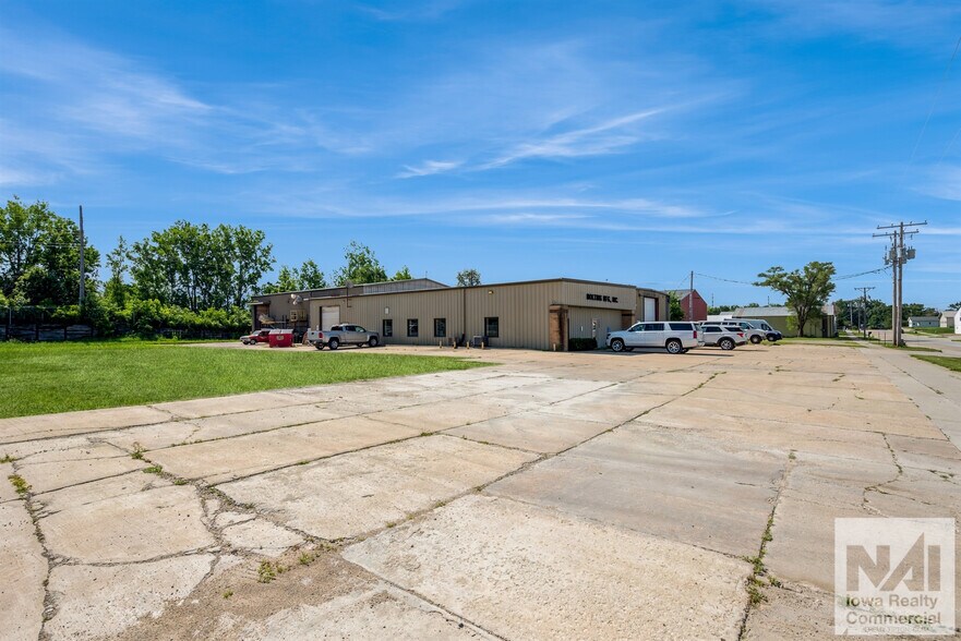 1265 Hawkeye Dr, Hiawatha, IA à louer - Photo du bâtiment - Image 3 de 17