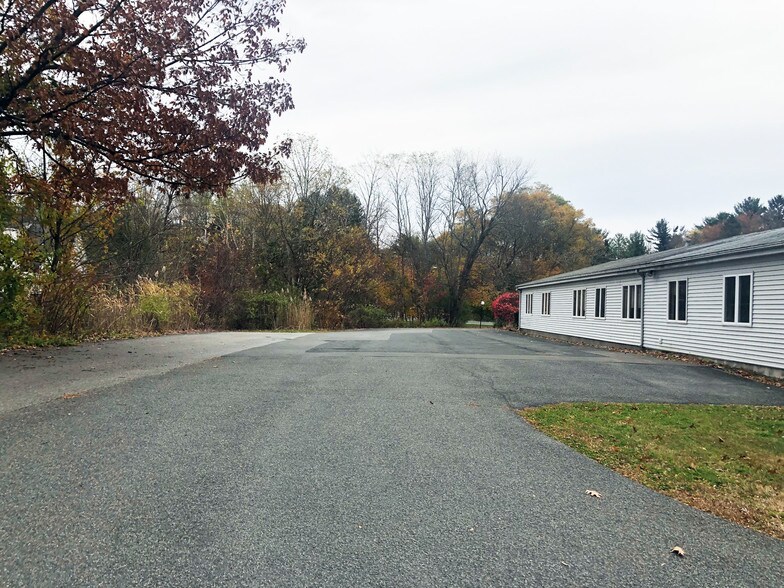 75 Troy Rd, East Greenbush, NY à vendre - Photo du bâtiment - Image 3 de 8