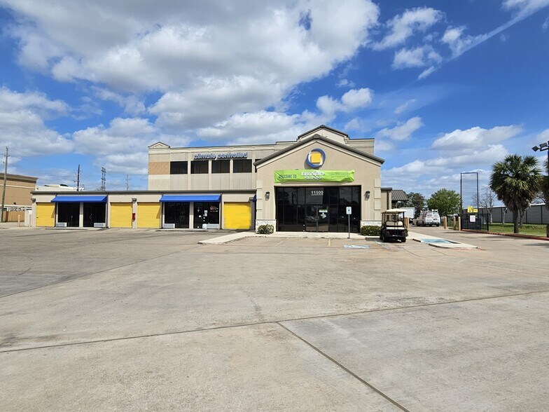 11500 FM 1960 Rd W, Houston, TX à louer - Photo du bâtiment - Image 2 de 2