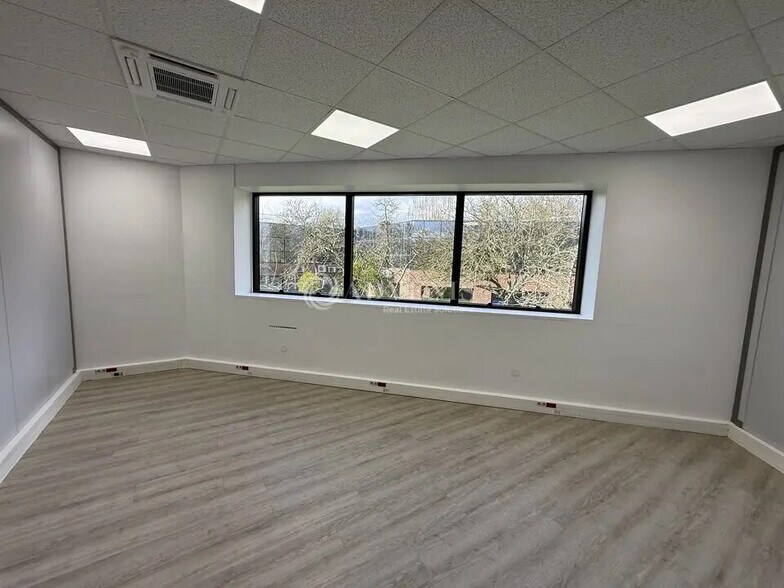 Office in Champs-sur-Marne for lease - Interior Photo - Image 3 of 10