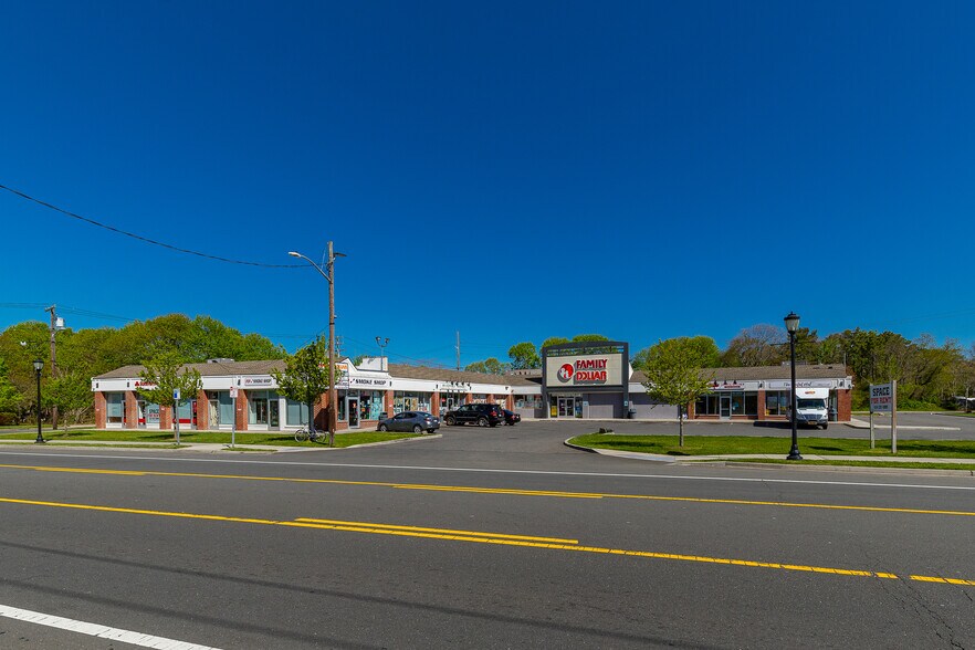 1707-1735 Montauk Hwy, Bellport Village, NY à louer - Photo du bâtiment - Image 3 de 6
