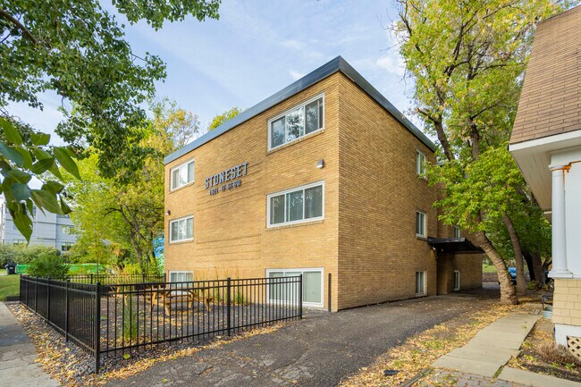 Plus de détails pour 1821 17 St SW, Calgary, AB - Multi-résidentiel à vendre