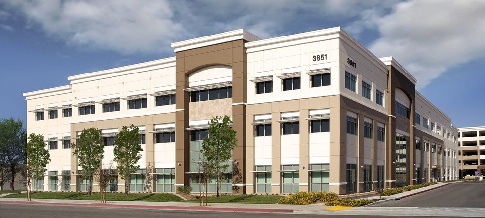 3851 Katella, Los Alamitos, CA à louer - Photo du bâtiment - Image 3 de 7