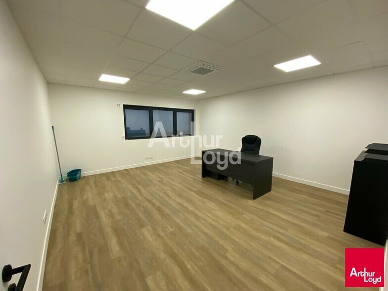 Industrial in Rennes for lease - Interior Photo - Image 3 of 5