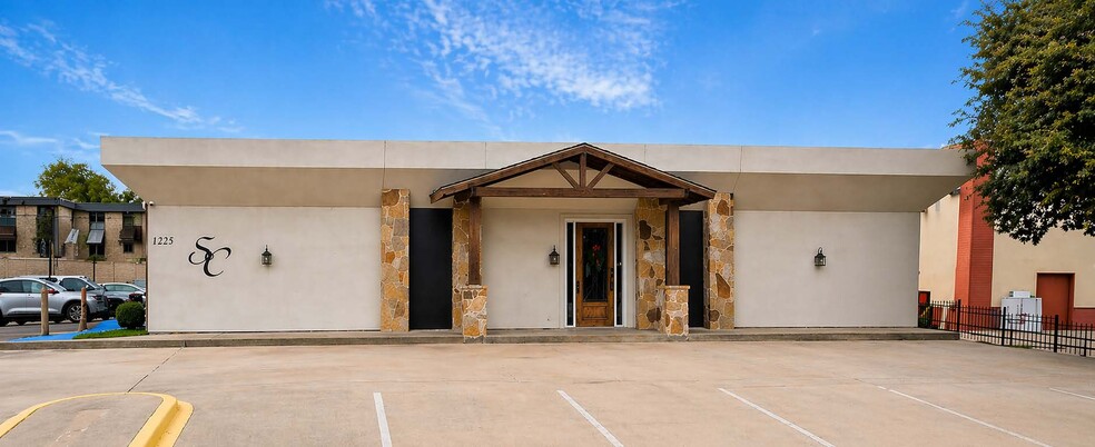 1225 Precinct Line Rd, Hurst, TX à vendre - Photo du bâtiment - Image 3 de 4
