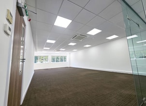 Hazel Rd, Southampton for lease Interior Photo- Image 2 of 3