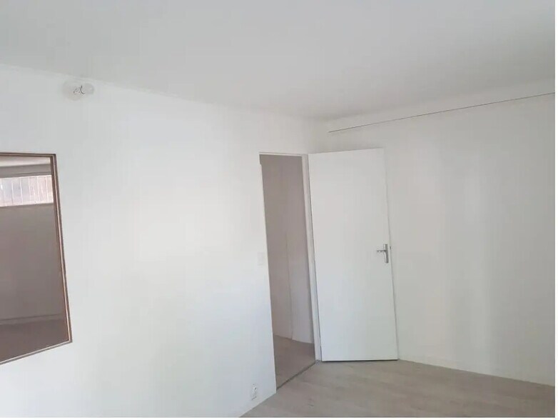 Office in Saint-Denis for lease - Building Photo - Image 2 of 10