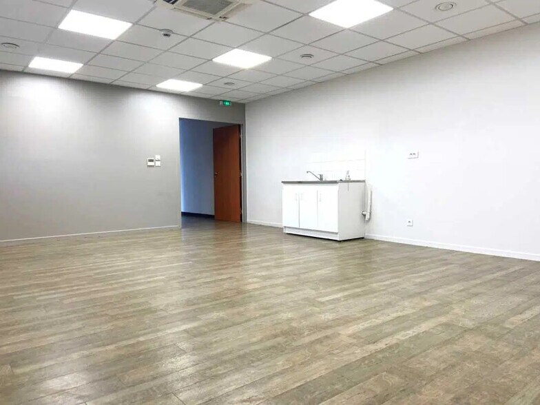 Bureau dans Limas à louer - Photo du bâtiment - Image 3 de 5