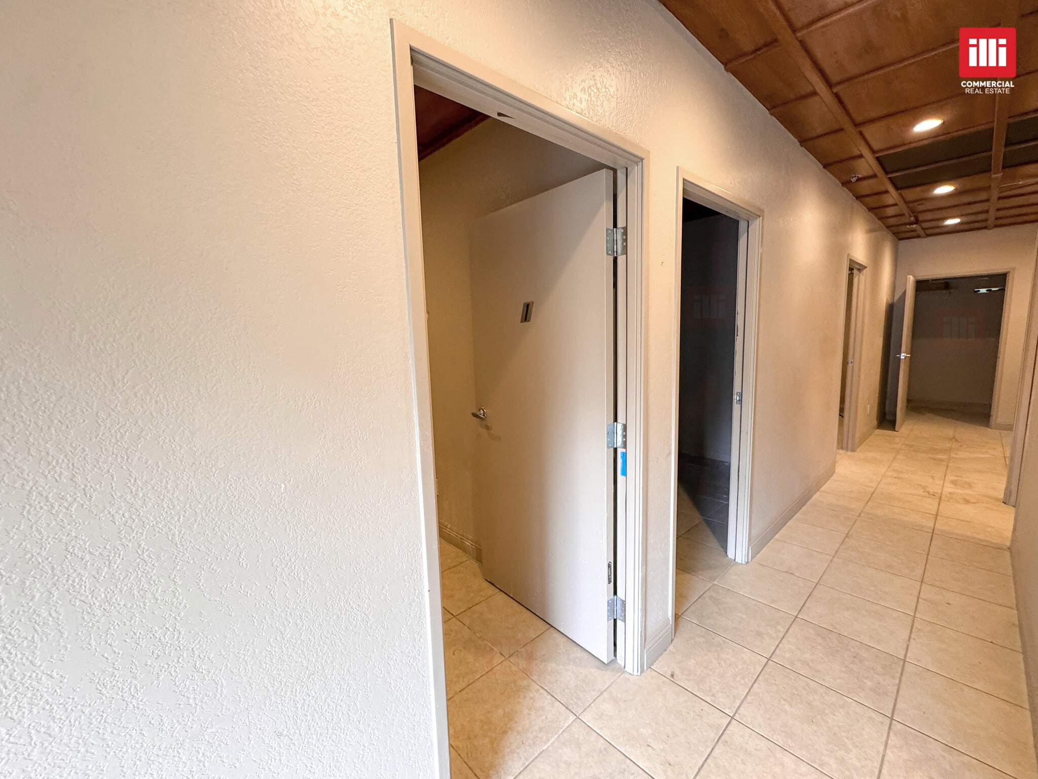 23502-23504 Lyons Ave, Newhall, CA for lease Interior Photo- Image 1 of 5