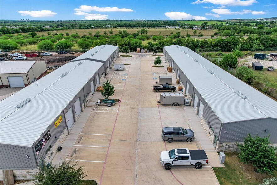 35 Nafta Cir, New Braunfels, TX à louer - Photo du bâtiment - Image 2 de 10