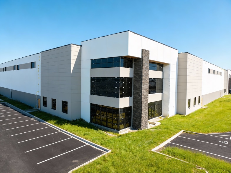 110 Momentum Dr, Janesville, WI for lease - Building Photo - Image 2 of 8