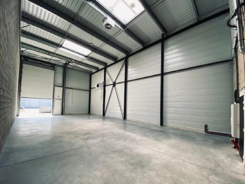 Flex in Vaulx-en-Velin for sale - Building Photo - Image 2 of 6