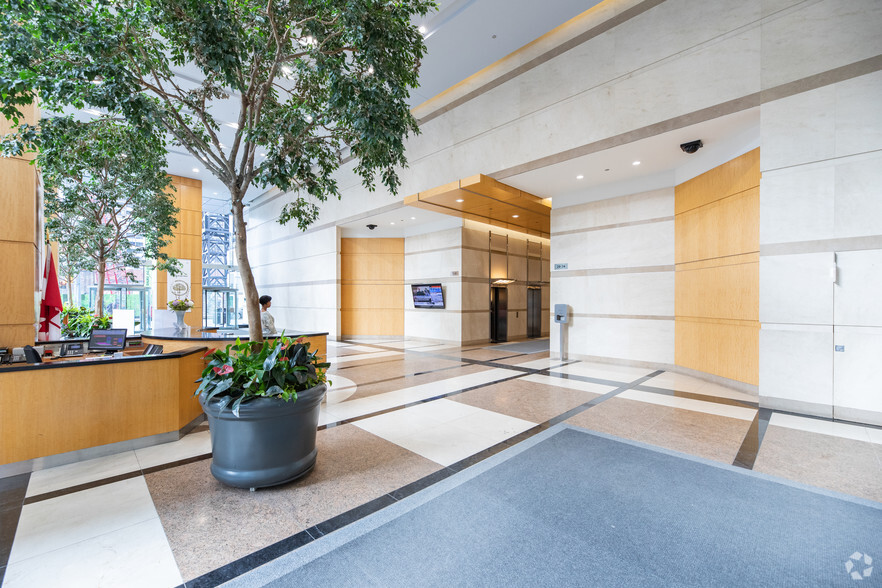 2 Bloor St W, Toronto, ON à louer - Hall d’entrée - Image 2 de 11