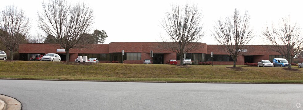 4214 Beechwood Dr, Greensboro, NC à louer - Photo du bâtiment - Image 3 de 6