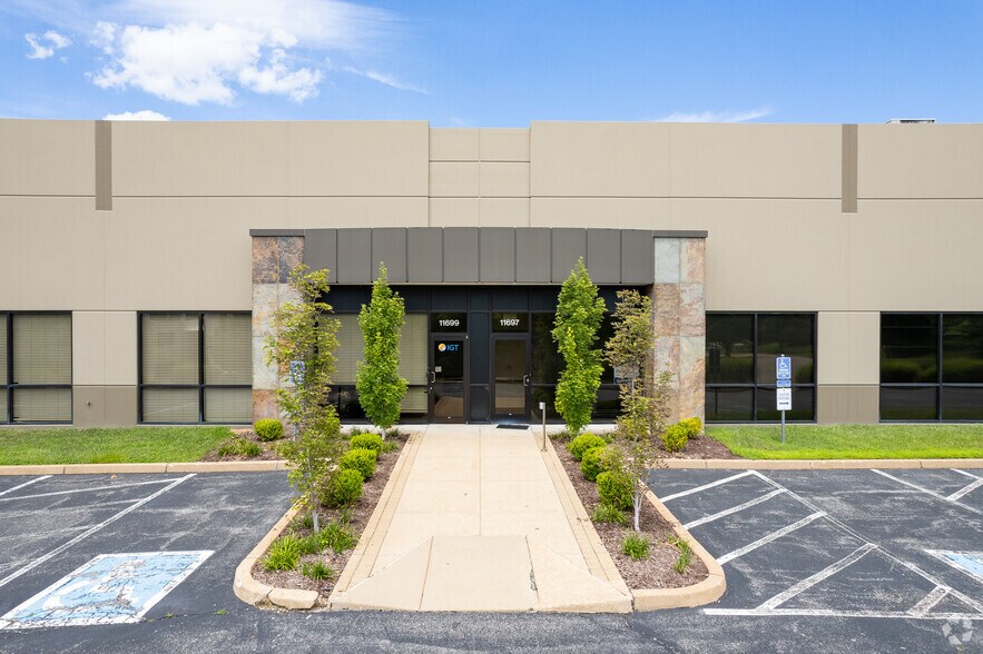 11695-11699 Lakeside Crossing Ct, Saint Louis, MO for lease - Building Photo - Image 2 of 4