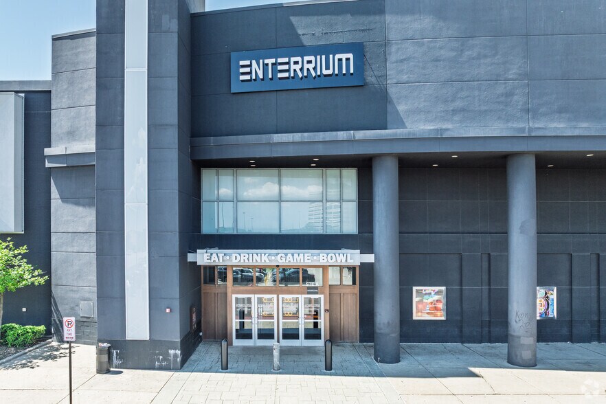 2 Woodfield Mall, Schaumburg, IL à vendre - Photo du bâtiment - Image 2 de 7