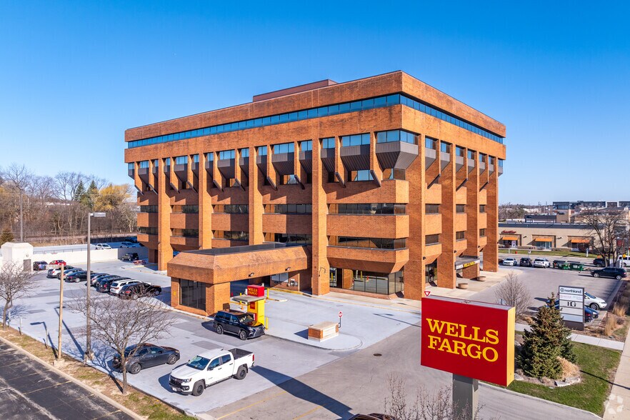 2675 N Mayfair Rd, Wauwatosa, WI à louer - Photo principale - Image 1 de 35