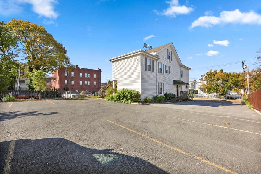 13 N Water St, Greenwich, CT for lease - Building Photo - Image 3 of 7
