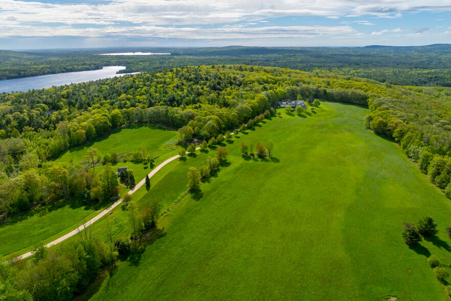 955 Catamount Rd, Pittsfield, NH à vendre - Photo du bâtiment - Image 2 de 12