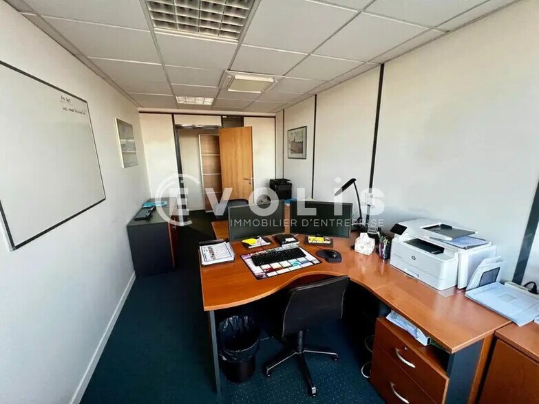 Bureau dans Évry-Courcouronnes à vendre - Photo du bâtiment - Image 2 de 9