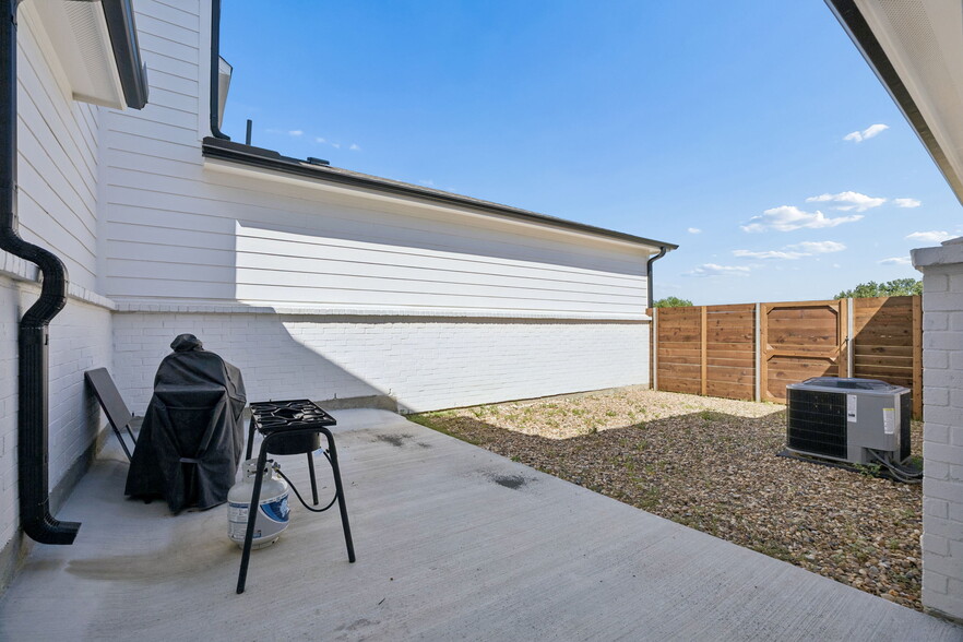 9540 Thorncrown Ln, Fort Worth, TX for sale - Building Photo - Image 3 of 25