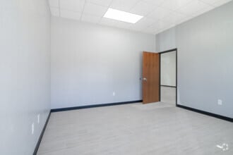 10927 Fredericksburg Rd, San Antonio, TX à louer Hall d’entrée- Image 1 de 5