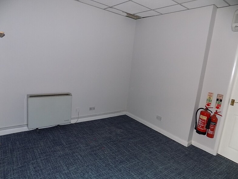 8 Market Pl, Ashbourne for lease - Interior Photo - Image 3 of 3