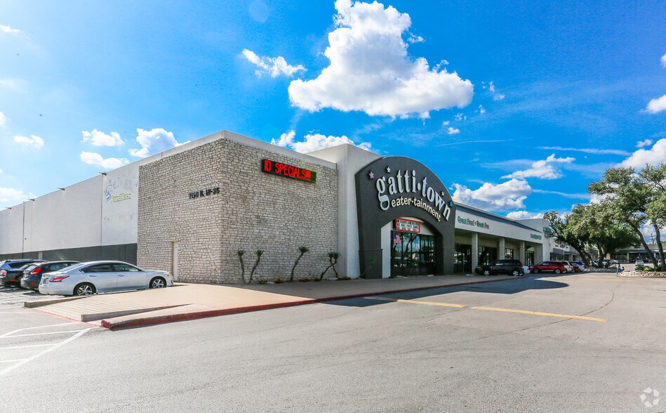 1100-1208 N IH-35, Round Rock, TX à louer - Photo du bâtiment - Image 3 de 9