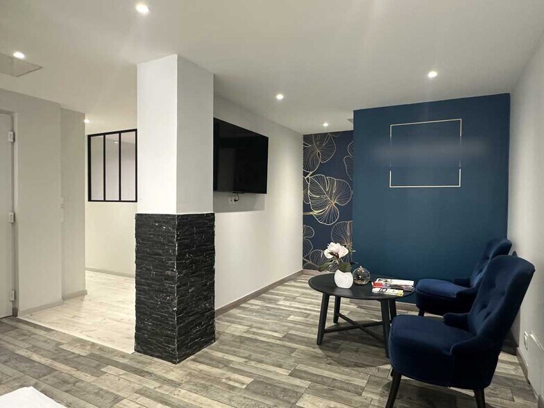 Office in Fontaines-sur-Saône for sale - Interior Photo - Image 1 of 8