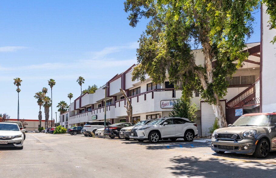 20201 Sherman Way, Winnetka, CA à vendre - Photo du bâtiment - Image 3 de 7