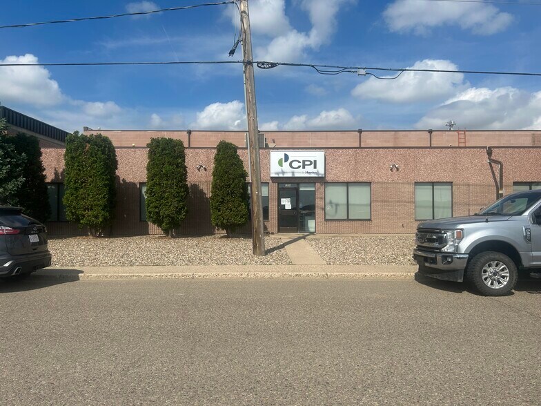 1954 10 Av NW, Medicine Hat, AB for sale - Building Photo - Image 2 of 62