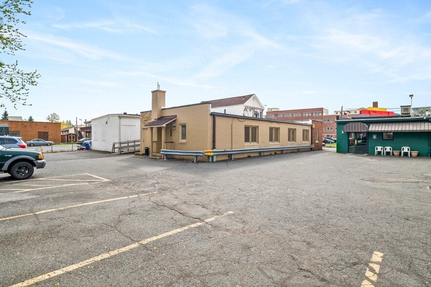 68 Westfield St, West Springfield, MA for sale - Primary Photo - Image 1 of 9