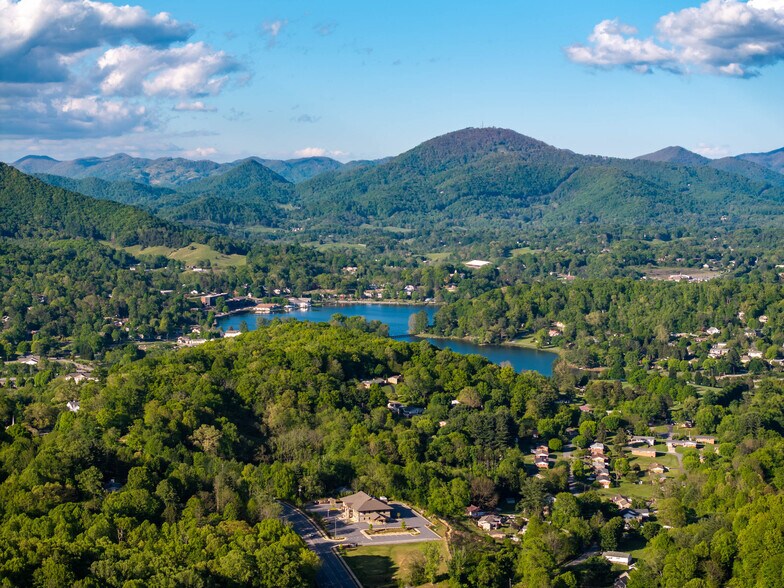 99999 Russ Ave, Waynesville, NC à vendre - Photo du bâtiment - Image 3 de 11